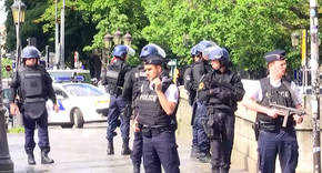 Un hombre ataca con un martillo a un policía junto a la catedral de Notre Dame de París