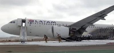 Latam Airlines: dos muertos al chocar en Lima un avión con un camión de bomberos