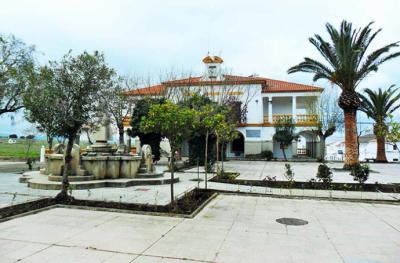 Zarza Capilla cuenta con un taller de producción de paracaídas y chalecos. En la imagen, Ayutamiento y Plaza del pueblo (Crédito foto: Adolfo Brígido)