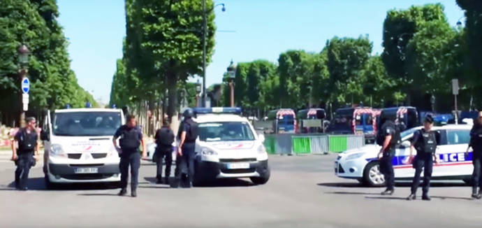 La policía corta los Campos Elíseos de París tras el ataque contra un furgón policial con un vehículo cargado de explosivos