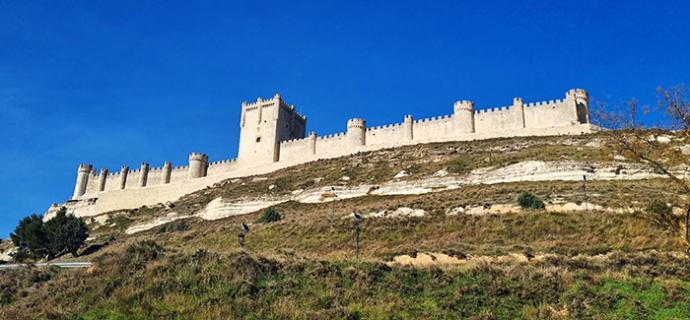 Peñafiel: El 'buque de piedra' que navega sobre un mar de viñedos