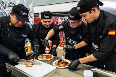 Miles de madrileños degustan la fusión de las cocinas chifa y nikkei en la primera feria gastronómica asiático-peruana