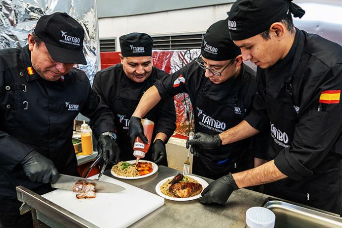 Miles de madrileños degustan la fusión de las cocinas chifa y nikkei en la primera feria gastronómica asiático-peruana