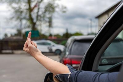 Actitudes y hábitos que nos convierten en conductores molestos