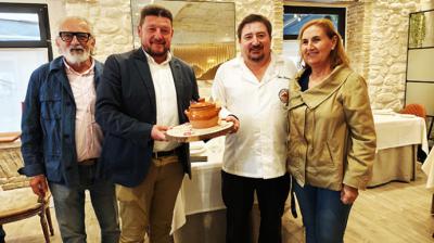 Torrelavega: La Cofradía de los Cocidos de Cantabria homenajeó al cocinero Álex Gutiérrez
