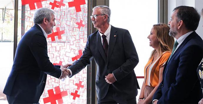 El presidente del Gobierno de Canarias, Fernando Clavijo reconoce el “pilar social” de Cruz Roja