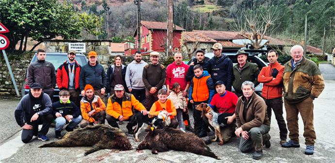 Cuadrilla de Luis Gutiérrez con dos jabalies matados en Mozagro