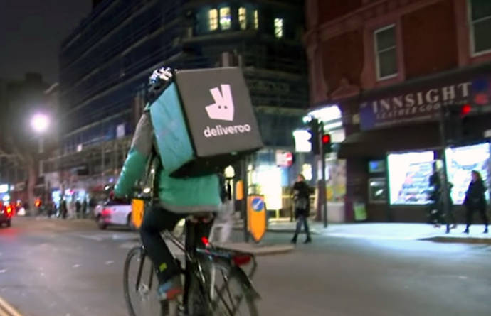 Un repartidor de Deliveroo