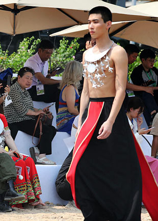 Desfile de moda junto al mar