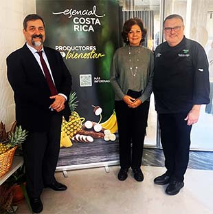 El chef Luis Guillermo Castro con Jorge Zamora y Priscilla Benavides, de PROCOMER