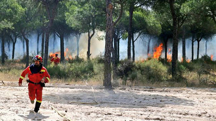 El incendio de Doñana afecta al parque natural y mantiene alerta las poblaciones cercanas
