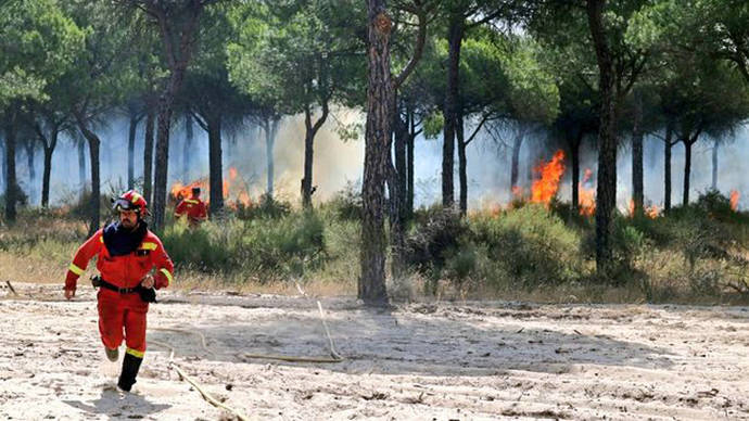 El equipo de la UME trabaja para apagar el fuego