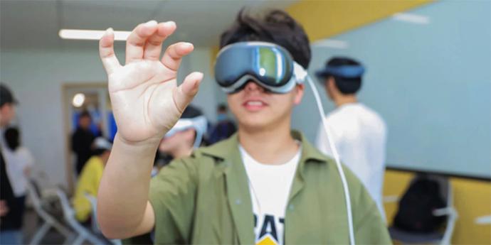 Estudiantes usan equipos XR en la biblioteca principal X - LAB de la Universidad de Zhejiang