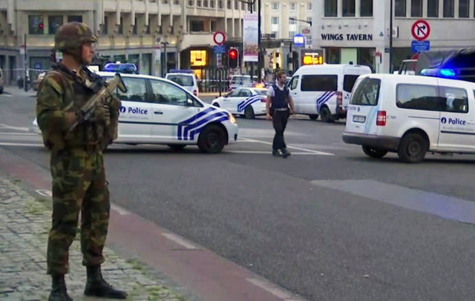 Un soldado presta guardia en el exterior de la Estación Central de trenes tras un atentado terrorista neutralizado