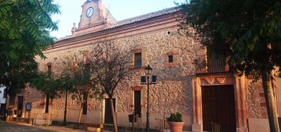 Fachada del claustro, del ayuntamiento y plaza del Convento de Fuenllana