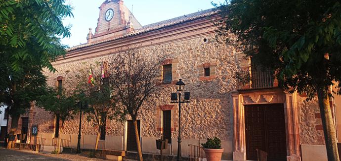 Fachada del claustro, del ayuntamiento y plaza del Convento de Fuenllana