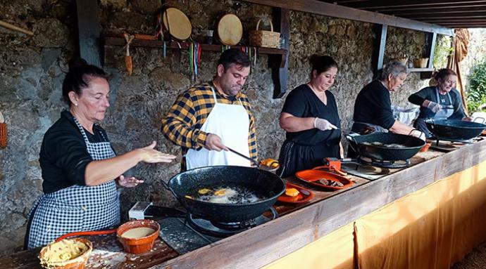 Los vecinos de Casar de Periedo se preparan para la Feria de la Alubia y la Hortaliza