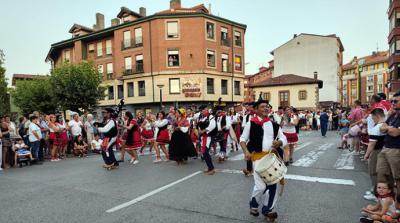 Folcloristas en elDía de Cantabria