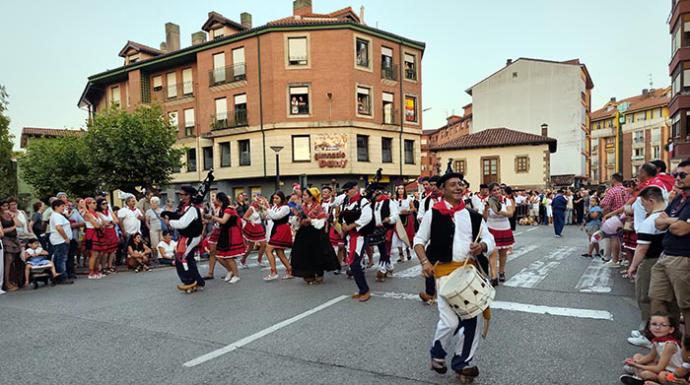 Folcloristas en elDía de Cantabria
