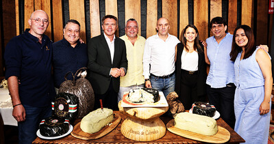 El presidente de Hostelería de España, José Luis Álvarez Almeida, y Nacho Sandoval, comunicador gastronómico, con los representantes de los restauradores en la presentación del Cabrales ganador.