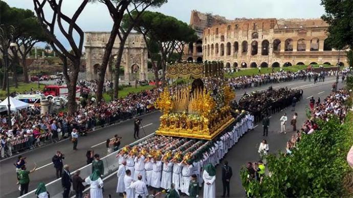 El trono de María Santísima de la Esperanza en la Gran Procesión Jubilar de Roma, el 17 de mayo pasado. Obsérvese en el centro del frontal del trono la imagen de Santa Teresa que va flanqueada por los Santos Patronos de Málaga, San Ciríaco y Santa Paula.