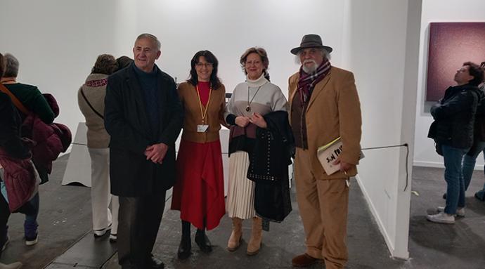Feria ARCO Madrid 2025. De(i) a (d) Enrique Pedrero, Galerista; Blanca García y Antonio Calderón