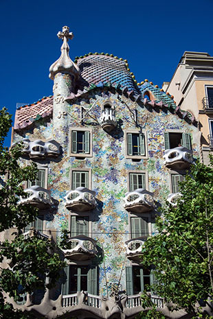 Fundación ADIPROPE rinde tributo a Gaudí con un ciclo de ocho mesas conmemorativas en el centenario de su fallecimiento