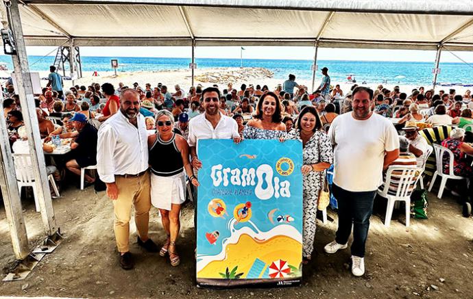 Arranca la sexta edición de ‘Gramola’ acerca a la playa de Algarrobo a 2.500 mayores para disfrutar de una jornada de ocio saludable