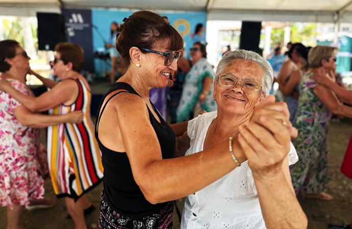 Arranca la sexta edición de ‘Gramola’ acerca a la playa de Algarrobo a 2.500 mayores para disfrutar de una jornada de ocio saludable