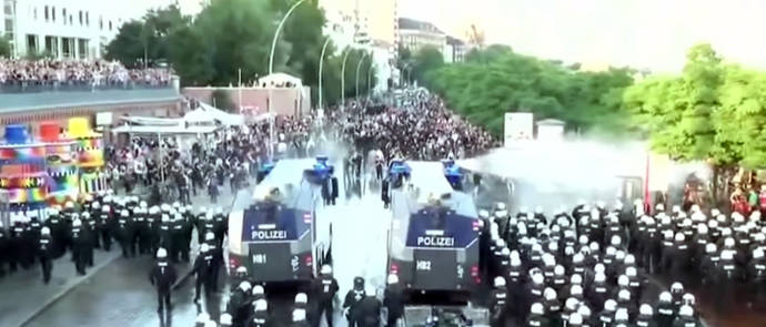 Caos en Hamburgo tras una nueva noche de protestas anticapitalistas en el cierre del G-20