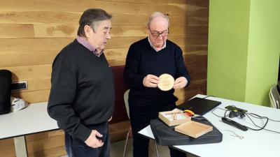 Higinio Gutierrez entrrega obsequios a Pedro Arce