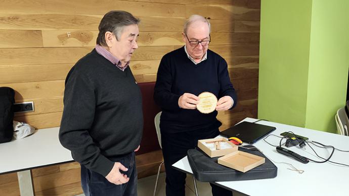 Higinio Gutierrez entrrega obsequios a Pedro Arce