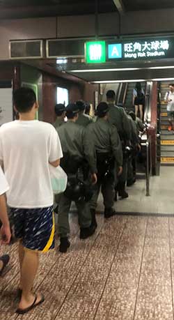 Fuerzas de represión, en el metro, acudiendo a la concentración (M.H.B.)