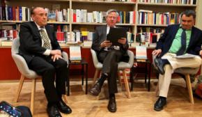 Octavio Uña presenta su libro poético 'Estaciones de abril', tercera edición aumentada