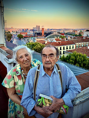 Alfonso Sebastián, pintor, 84 cumpleaños rodeado de damas. Retrato de su esposa Guía Boix. Próxima exposición en el Colegio de Arquitectos Técnicos
