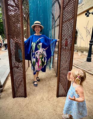 La Alcaldesa de San Lorenzo de El Escorial inaugura la exposición “Mínimo Tamaño Grande 2025. Exposición de esculturas “Encuentros al viento”