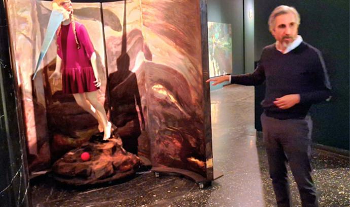 Íñigo Navarro guía una visita a su exposición de pintura en el Museo Lázaro Galdiano