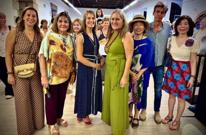 La Alcaldesa de San Lorenzo de El Escorial inaugura la exposición “Mínimo Tamaño Grande 2025. Exposición de esculturas “Encuentros al viento”