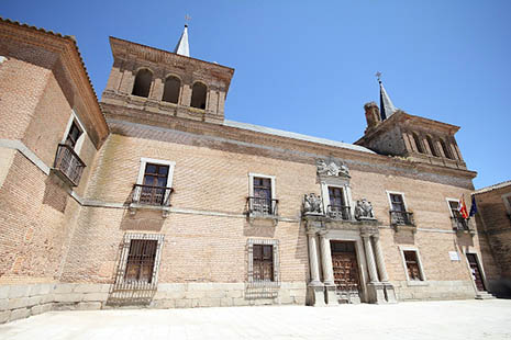 Martín Muñoz De Las Posadas. Pueblo segoviano con un Cardenal renacentista, iglesia joyel, palacio de Felipe II y Plaza Mayor para feria franca