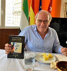 Juan Serrat, autor del libro “Por la Ruta del Marfil”. Argel - El Cabo - El Cairo”. Un viajero eremita