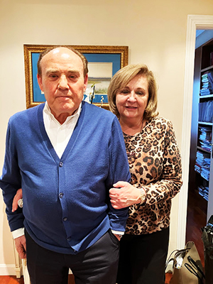 Encuentro con Octavio Uña y Mercedes Fernández Antón, con la sierra de Guadarrama y el alto de Malagón al fondo