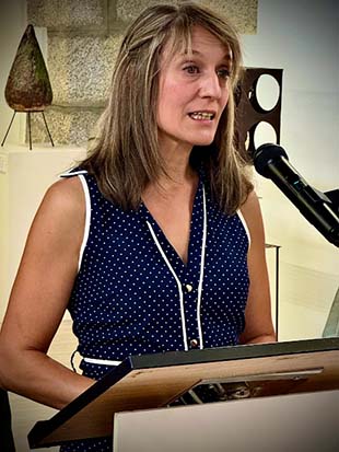 La Alcaldesa de San Lorenzo de El Escorial inaugura la exposición “Mínimo Tamaño Grande 2025. Exposición de esculturas “Encuentros al viento”