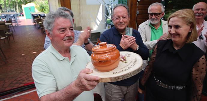 La Cofradía de los Cocidos de Cantabria distingue al hostelero Jesús “Suso” Gómez
