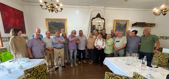 La Cofradía de los Cocidos de Cantabria honrar al carico montañés