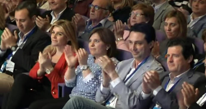 La presidenta del PPCV, Isabel Bonig, aplaude la intervención de Mariano Rajoy en el congreso de Valencia el pasado 2 de abril