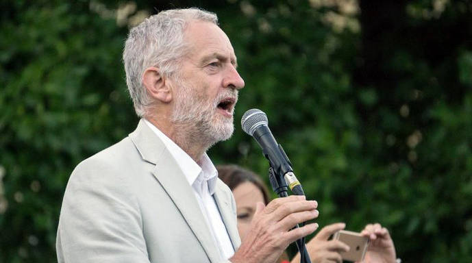 Corbyn hablando en una reunión de elección de liderazgo a sus partidarios en agosto de 2016