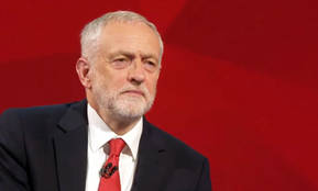 Jeremy Corbyn no hace el gesto de bajar la cabeza ante la reina