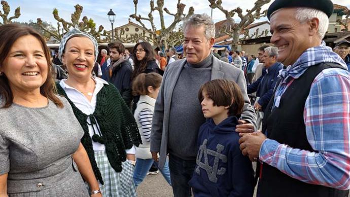 Casar de Periedo vivió la edición más multitudinaria de la Feria de la Alubia y la Hortaliza