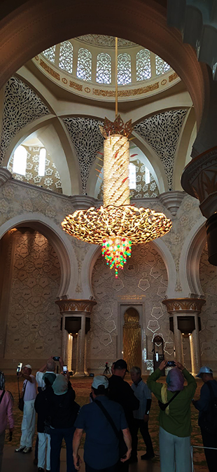 Lámparas gigantescas del mejor cristal de Svaroski ilumina el interior de la mezquita.