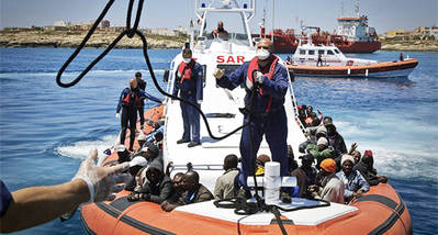 Un grupo de subsaharianos llegando a Lampedusa en una imagen de archivo